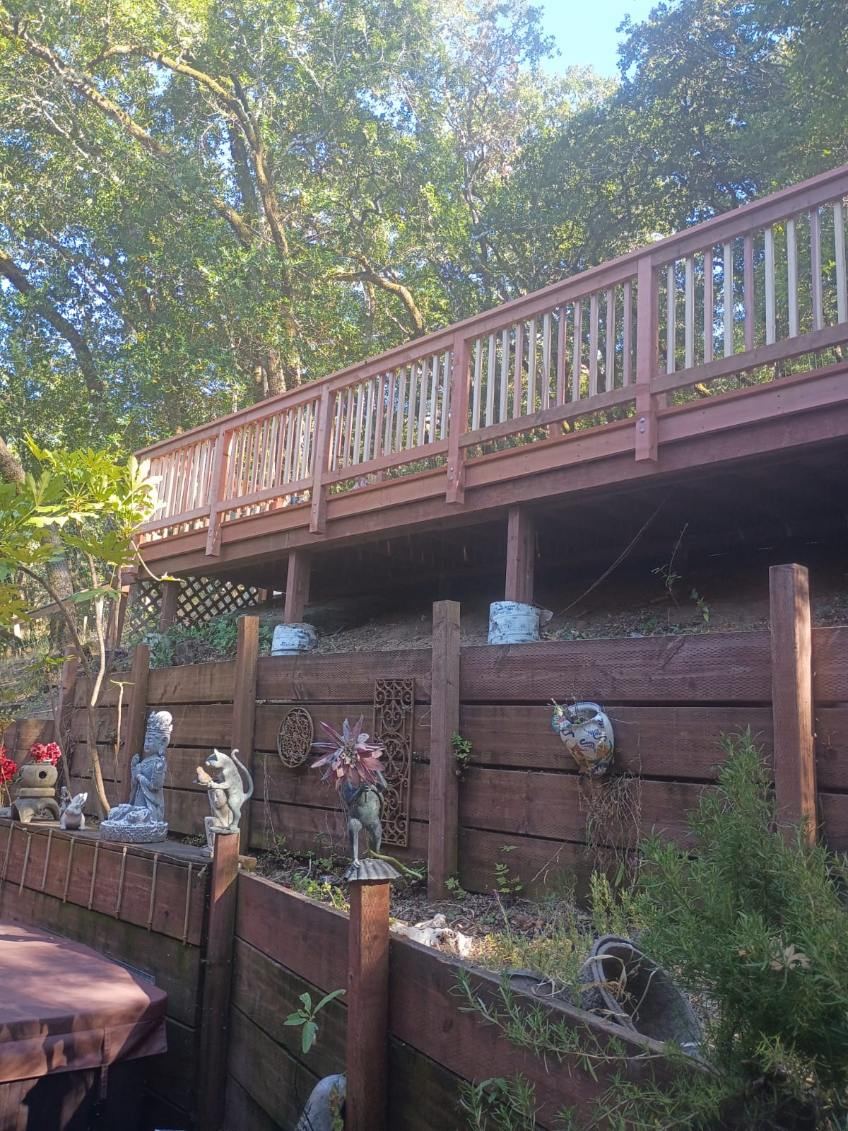 Deck with retaining wall and garden accents